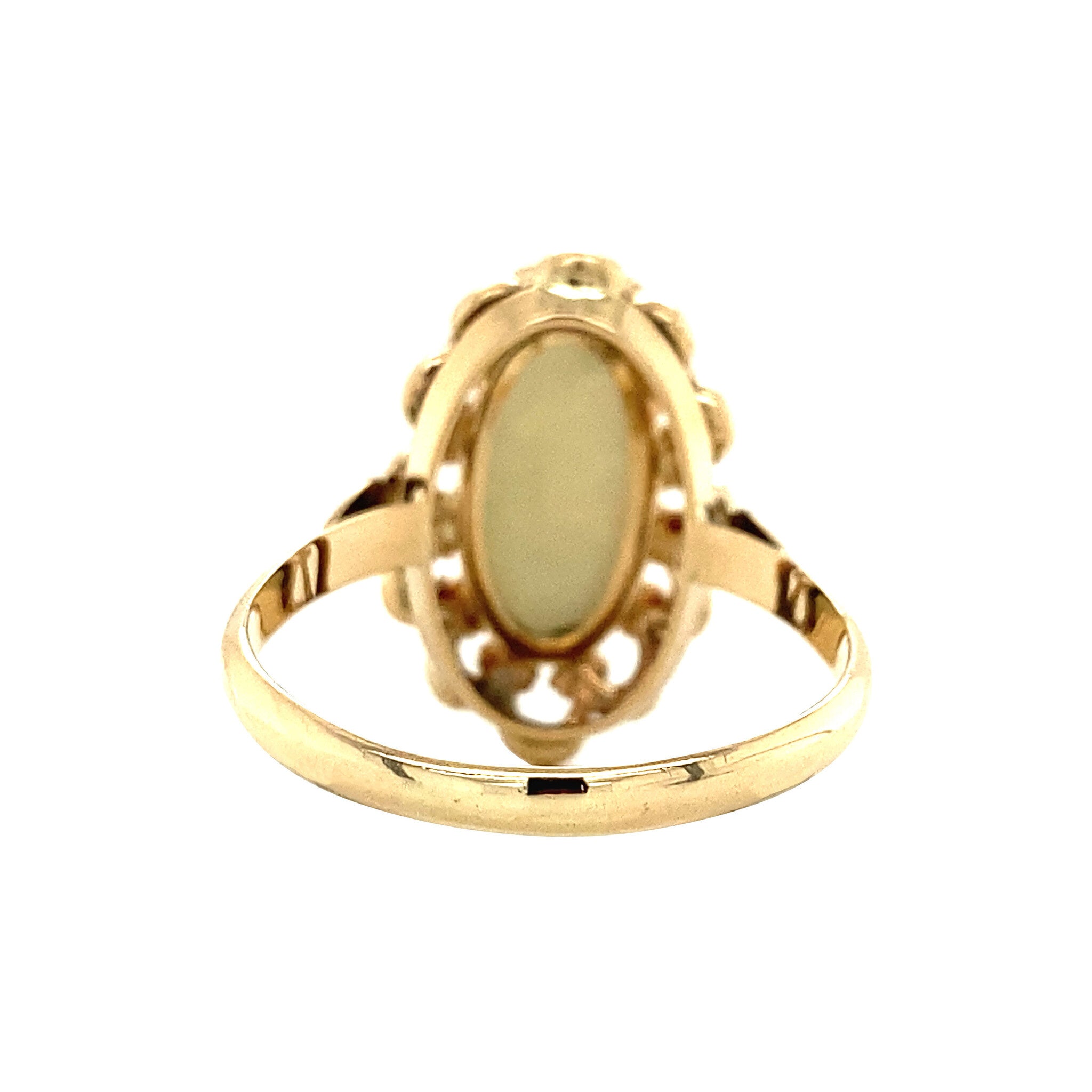 Gold ring with opal, 14 kt