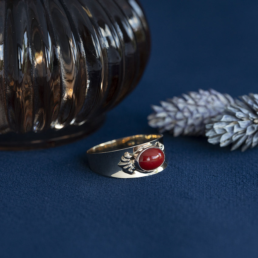 Gold vintage ring with blood coral 14 kt
