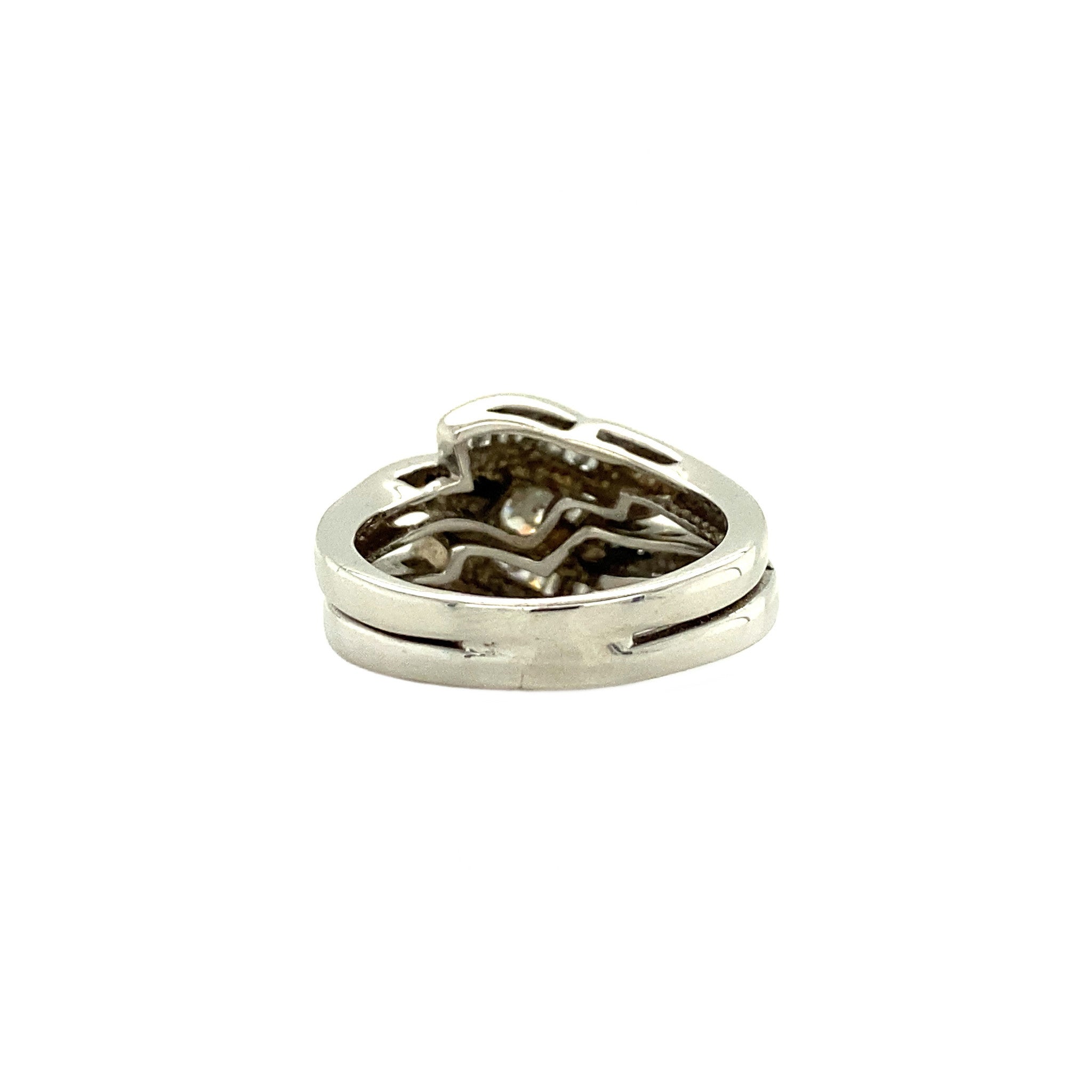 18 kt white gold ring with white and black diamonds