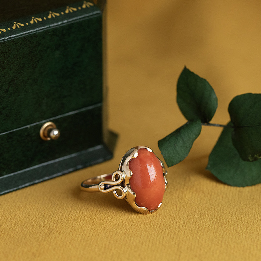 Gold ring with blood coral 14 kt