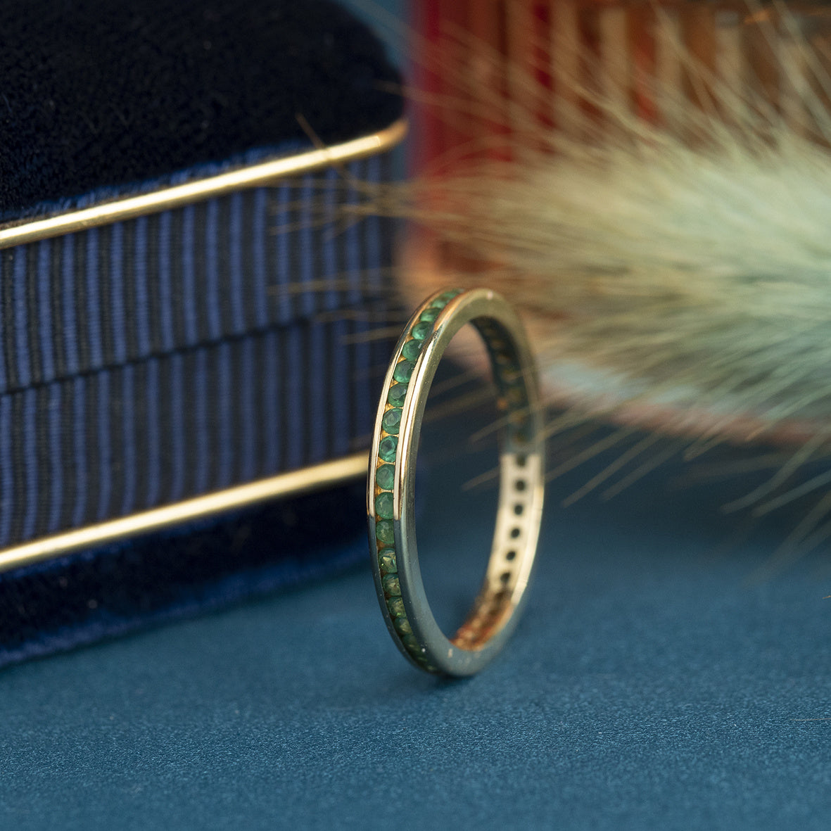 Gold alliance ring with natural emerald 18 krt