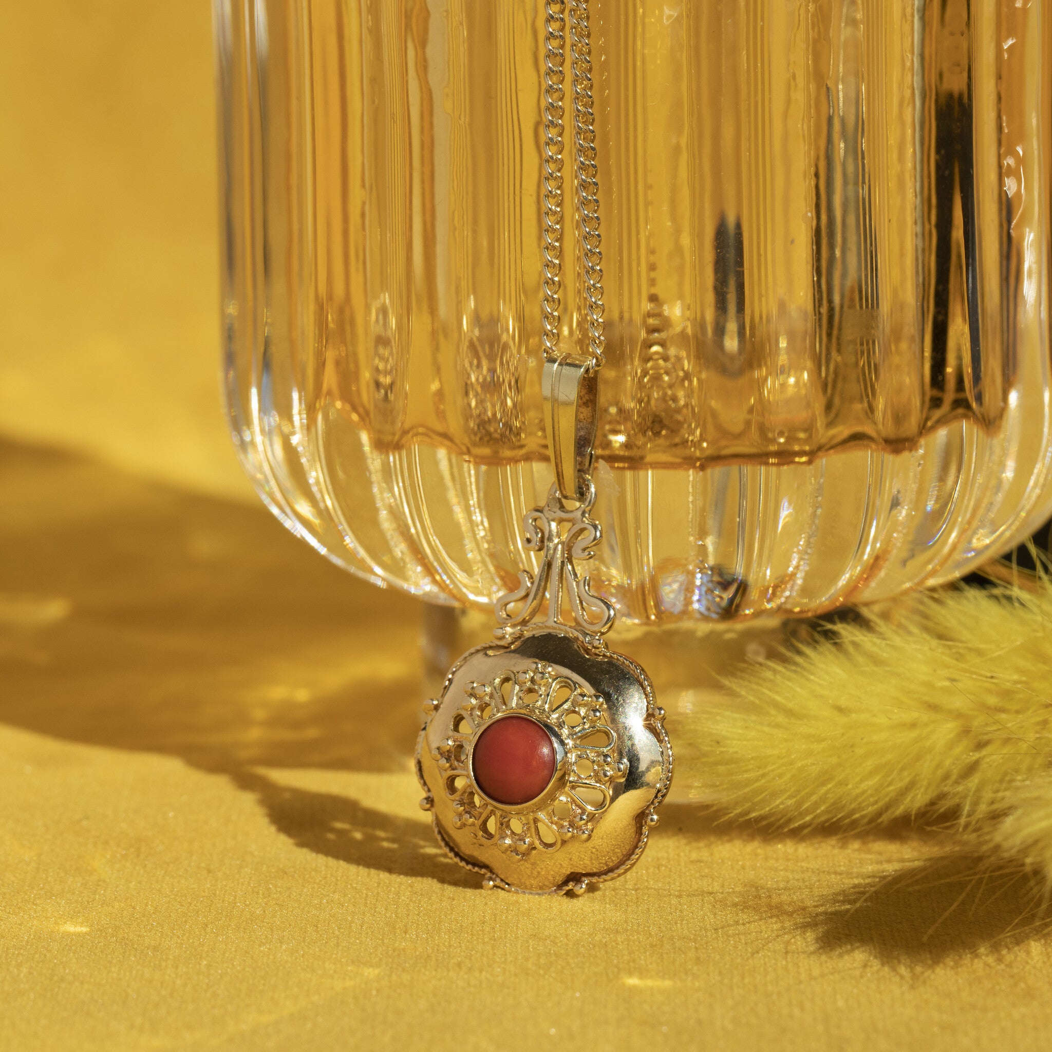 Gouden hanger met bloedkoraal 14 krt