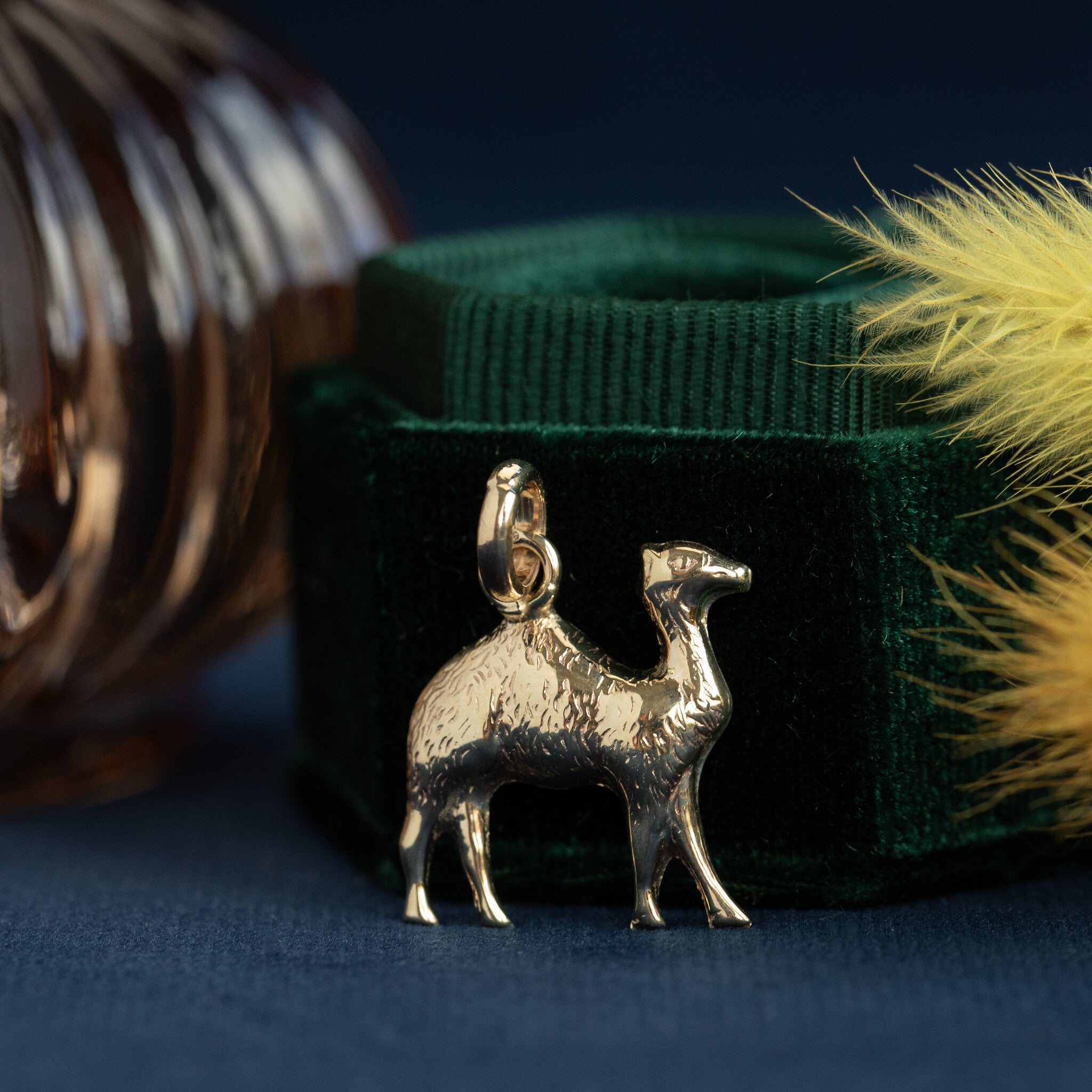 Gouden vintage kameel hanger 14 krt