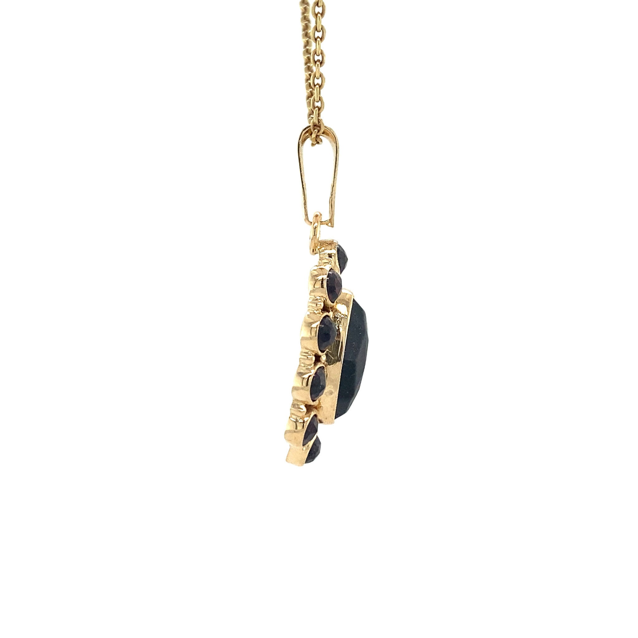 Gold entourage pendant with garnet 14 ct