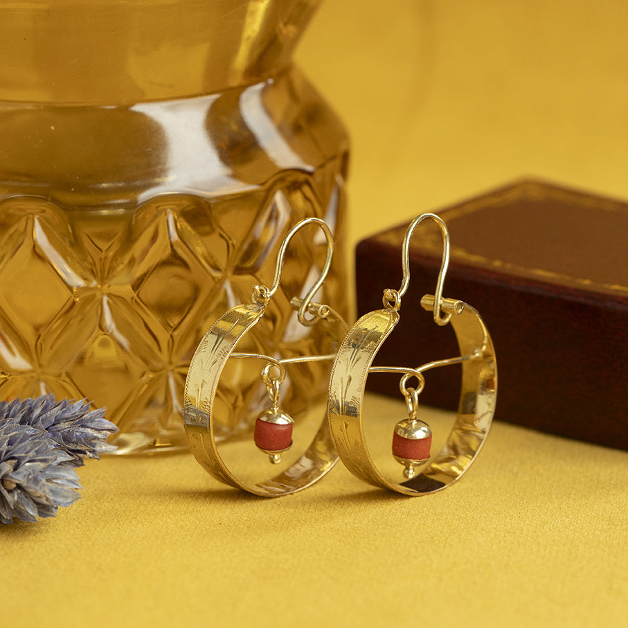 Gouden vintage oorringen met bloedkoraal en gravure 14 krt