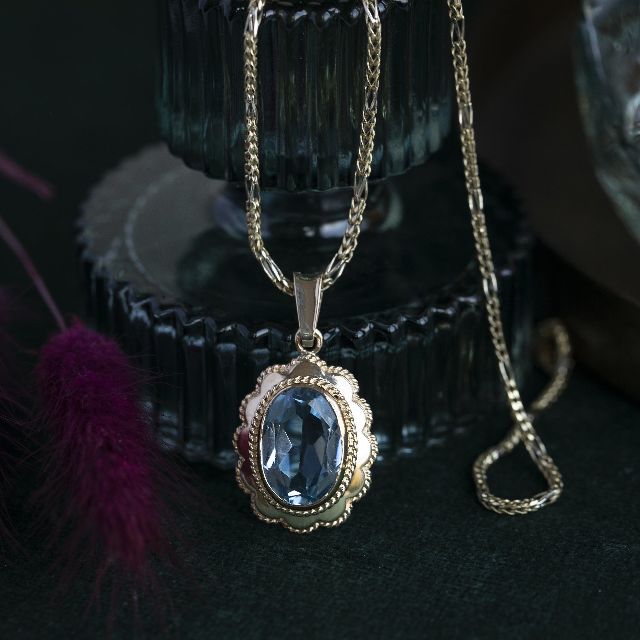 Gouden hanger met blauwe spinel 14 krt