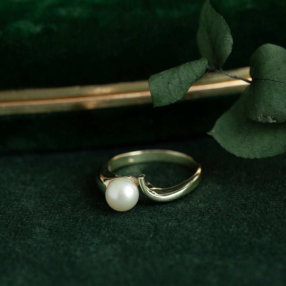 14 kt gold ring with a pearl