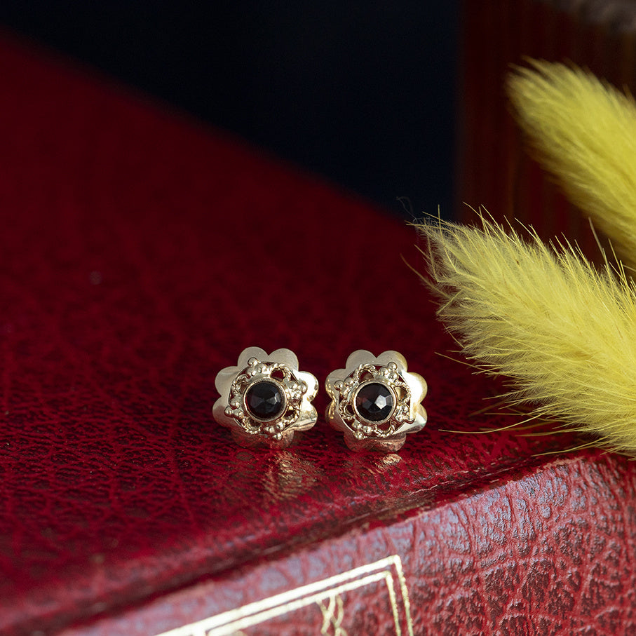 Vintage gold stud earrings with garnet, 14 kt