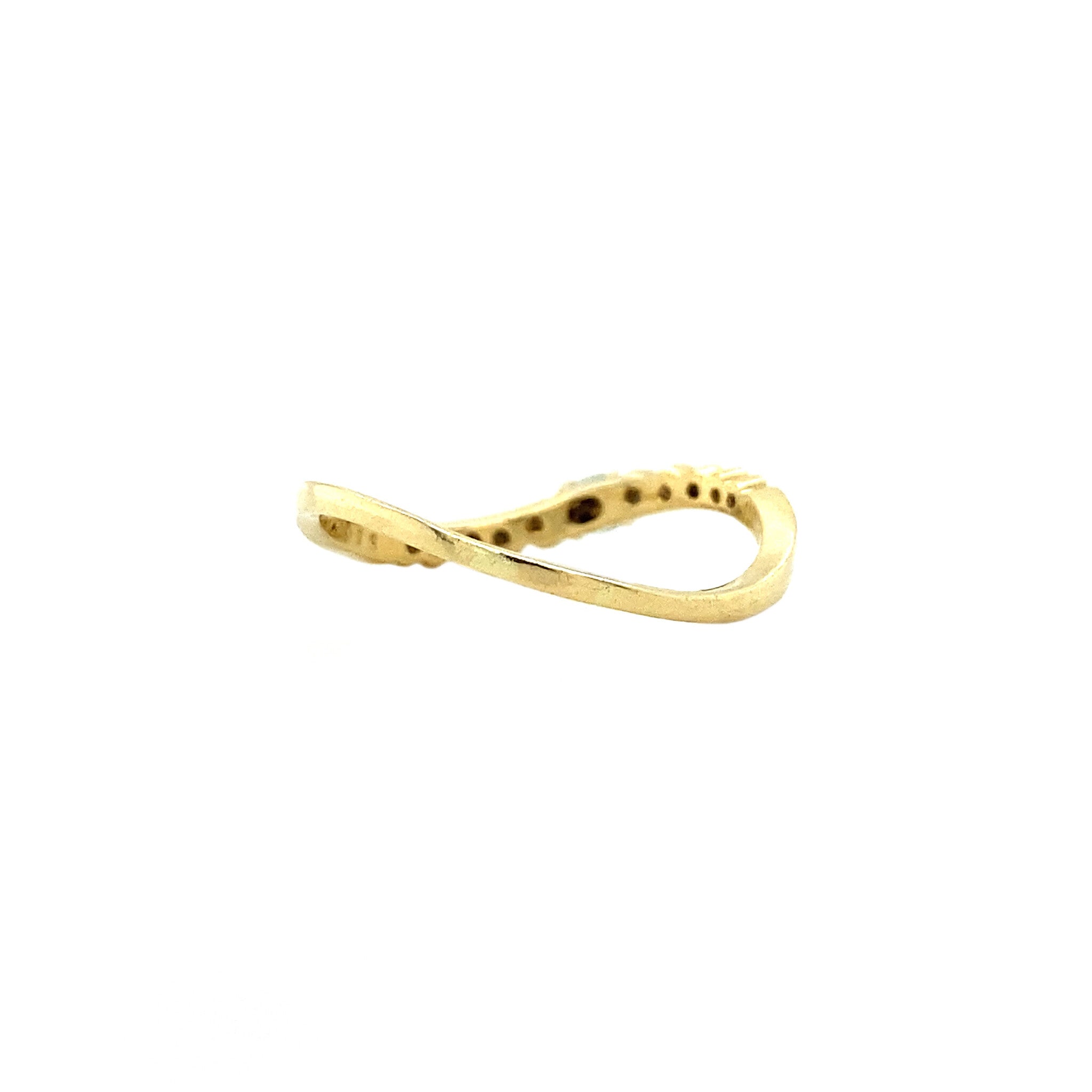 18 kt gold hammered ring with emerald and diamond