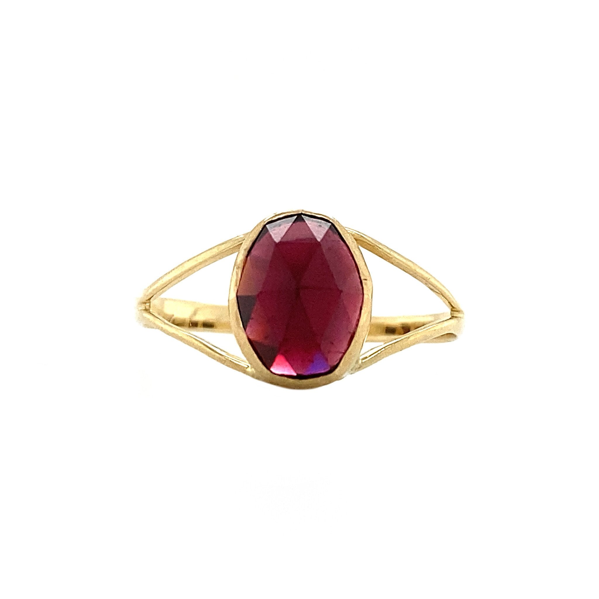 Gold ring with garnet, 14 kt