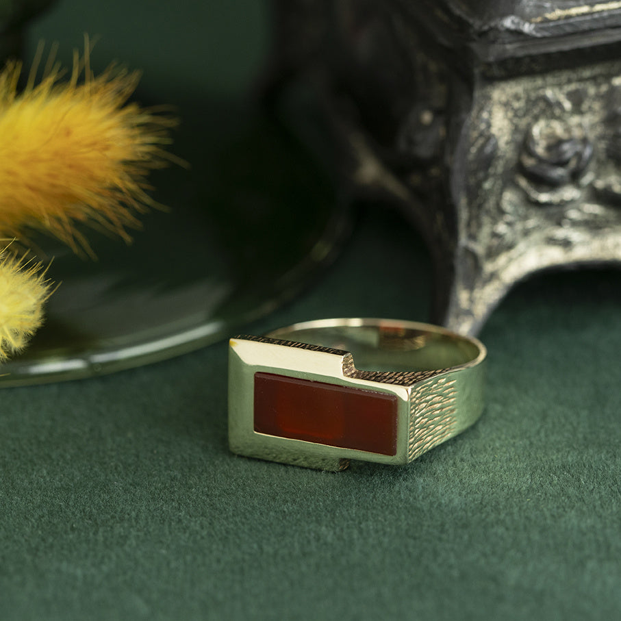 Vintage gold signet ring with carnelian, 14 kt
