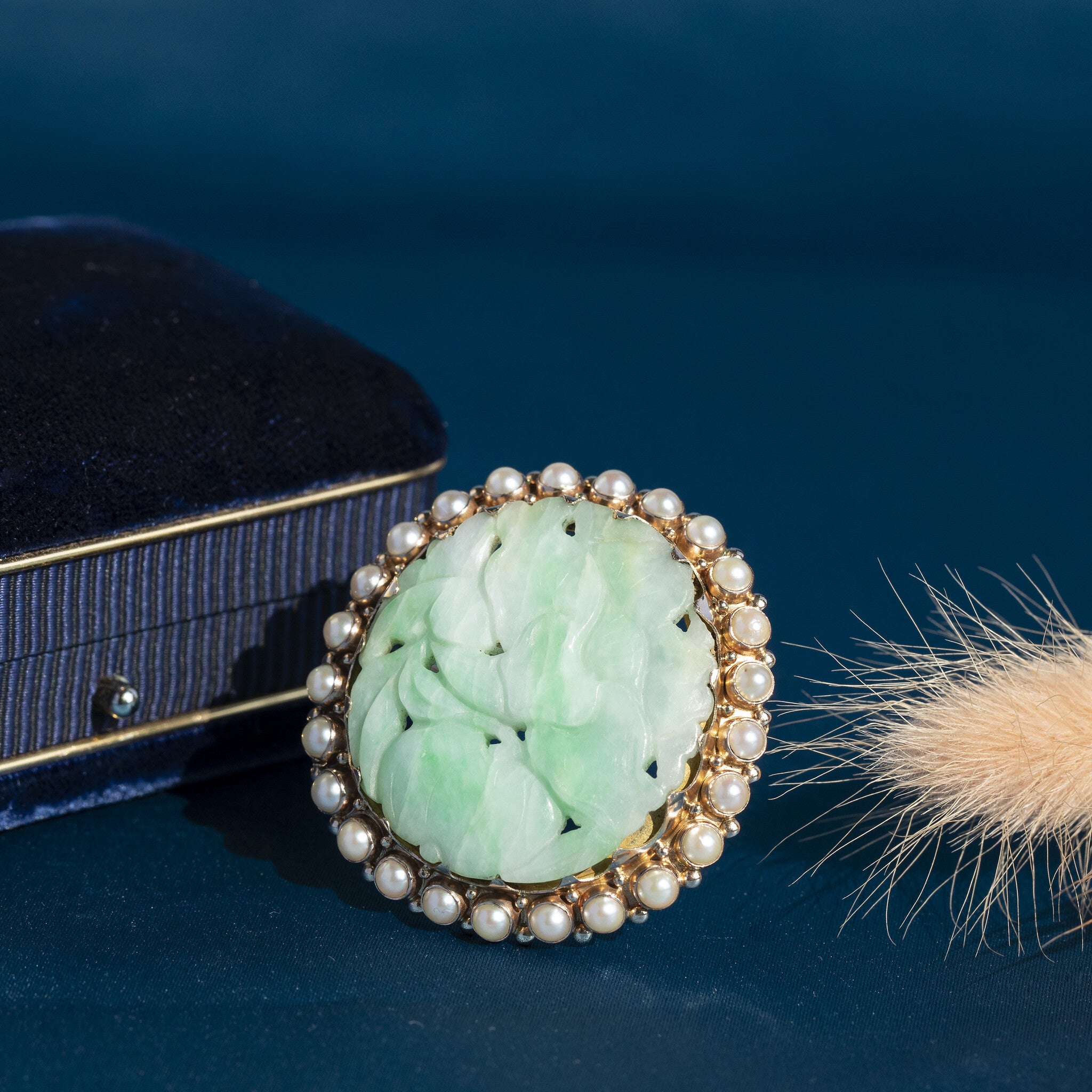 Gold pendant/brooch with jade and pearl 14 krt