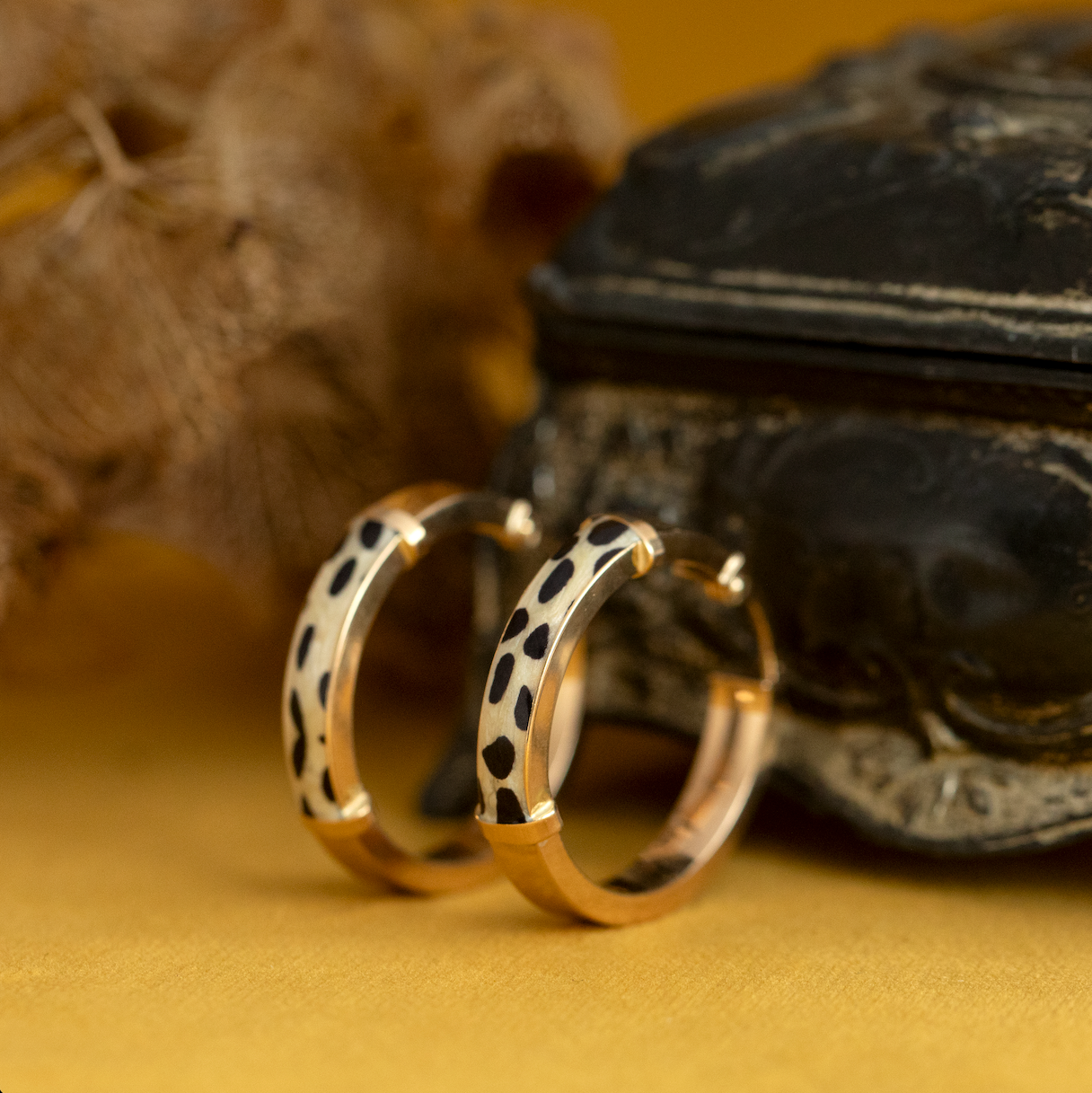 Vintage oorringen met emaille 8 krt