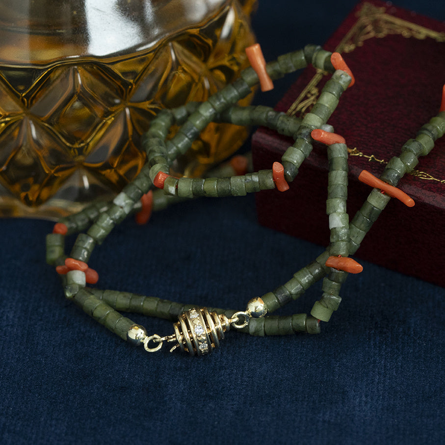 Vintage jade met bloedkoraal collier met sluiting met diamant 14 kt