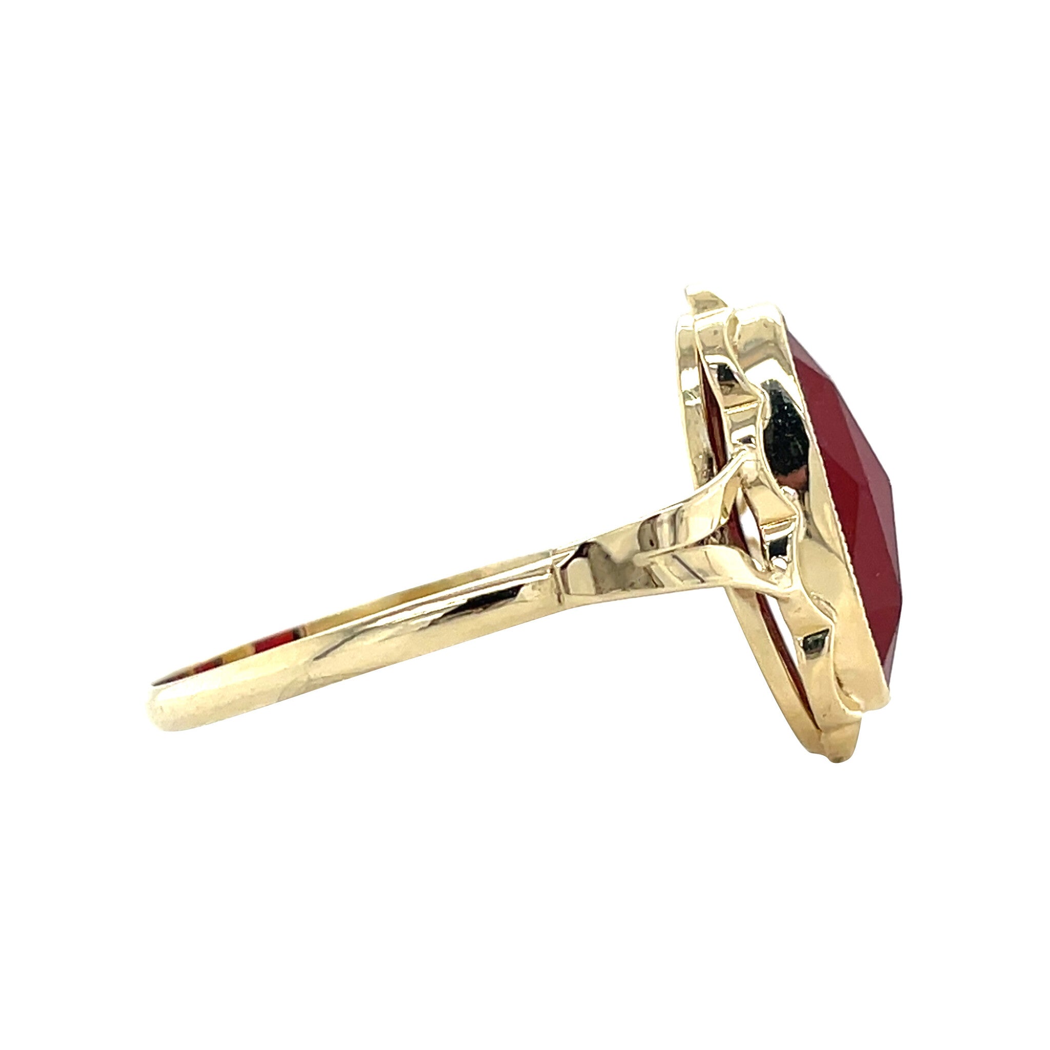 Golden vintage ring with carnelian 14 ct