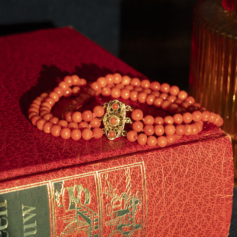 Vintage bloedkoraal armband met gouden sluiting 14 kt
