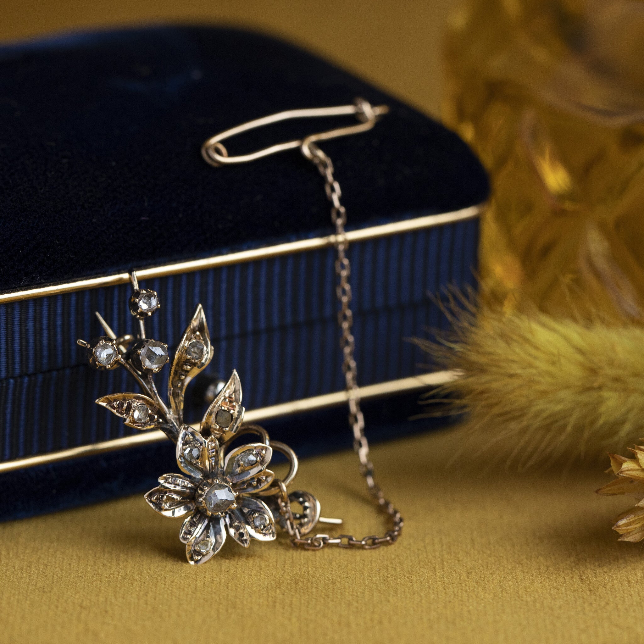 Gouden broche met roosdiamant 14 krt