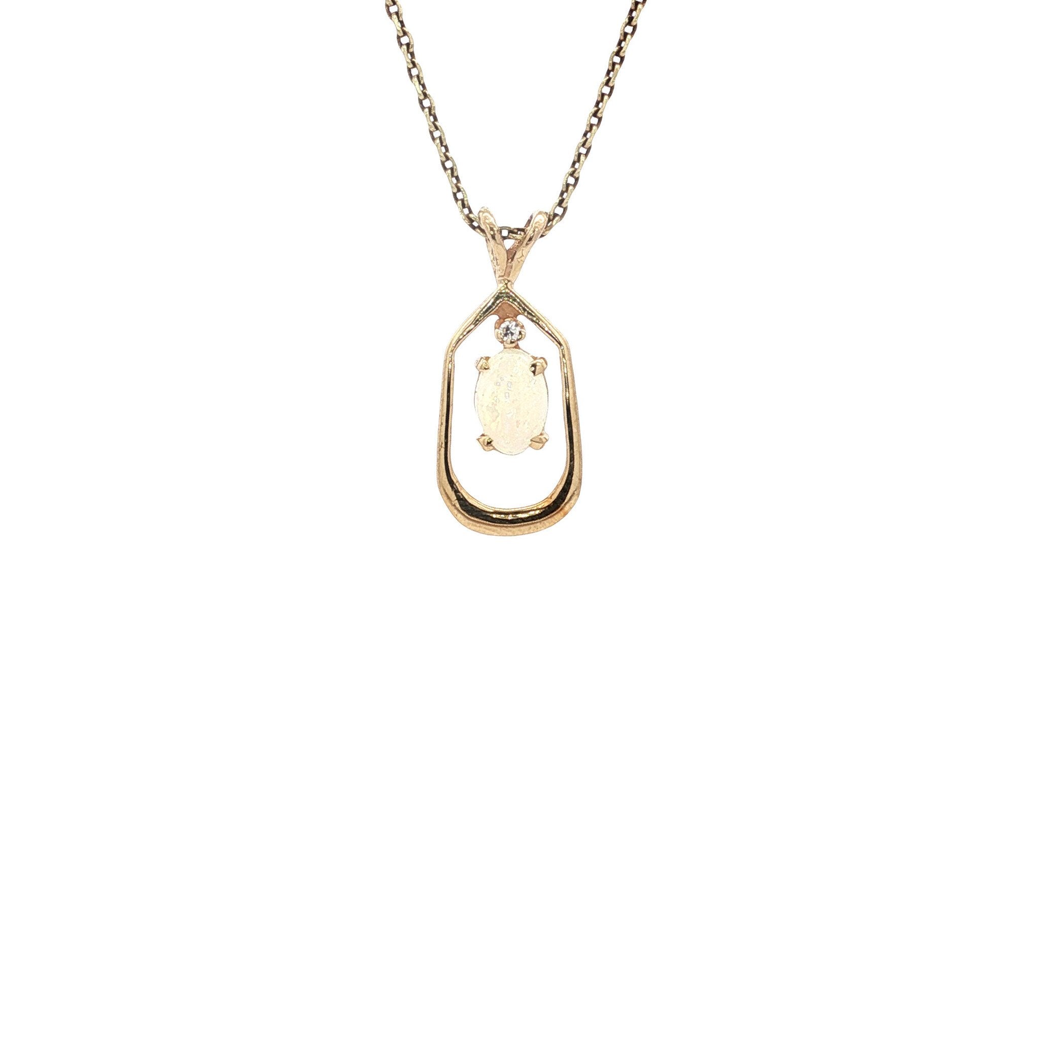 Pendant with opal and diamond 12 kt