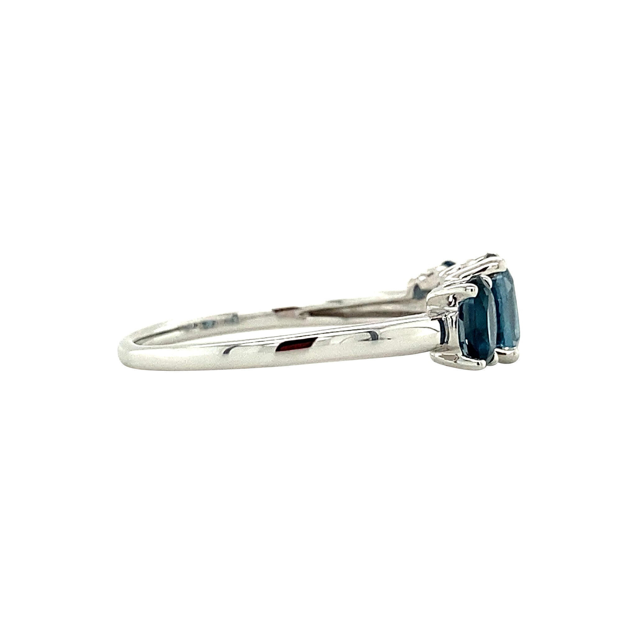 14 kt white gold ring with topaz and diamond