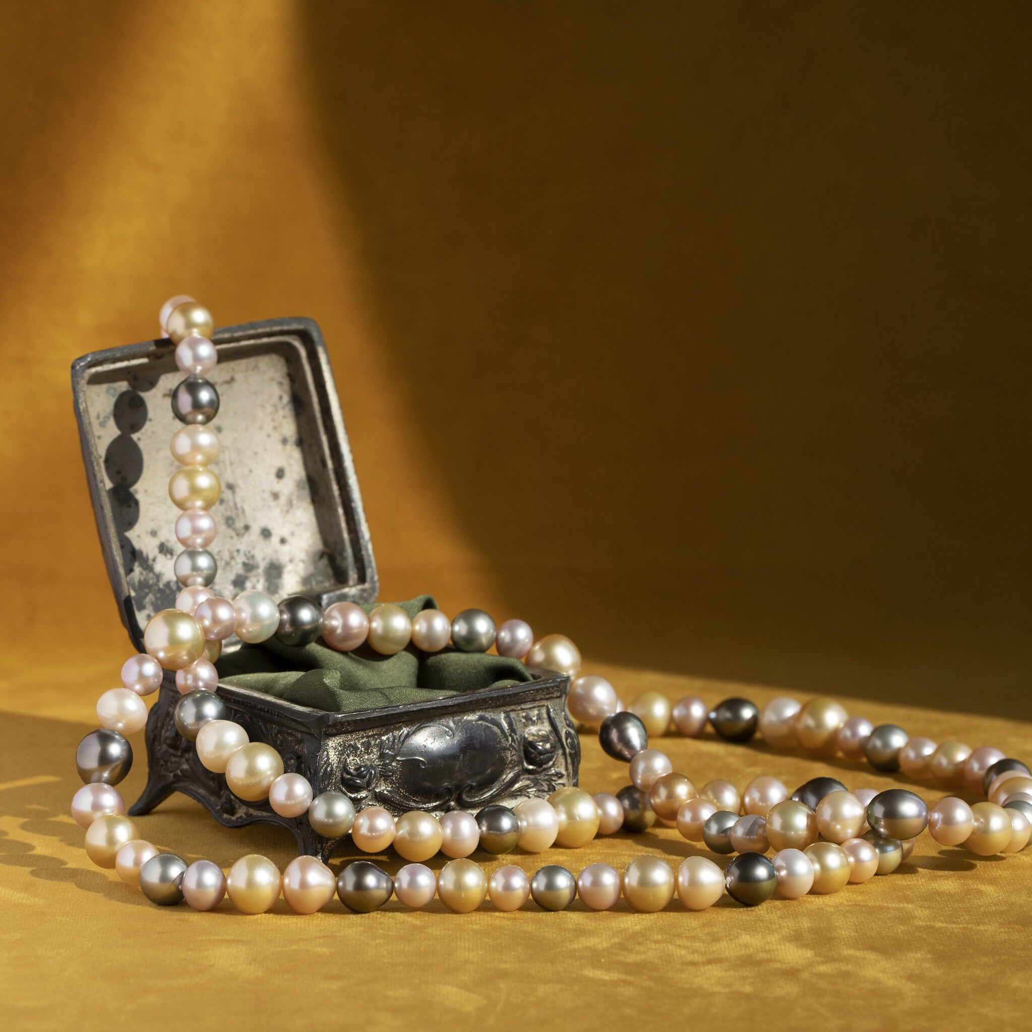 Golden spade pearl necklace 18 carat