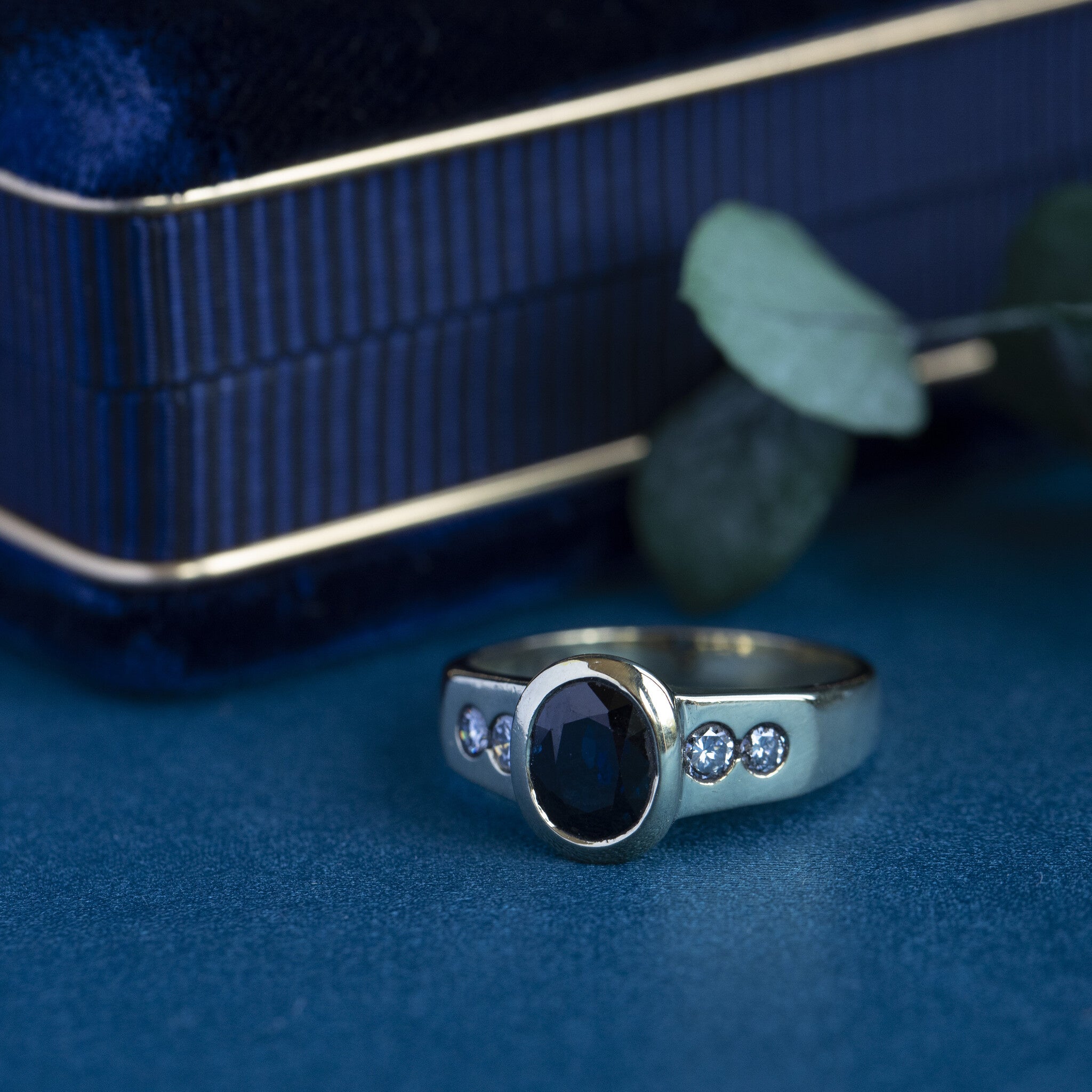 18 kt gold ring with diamond and sapphire