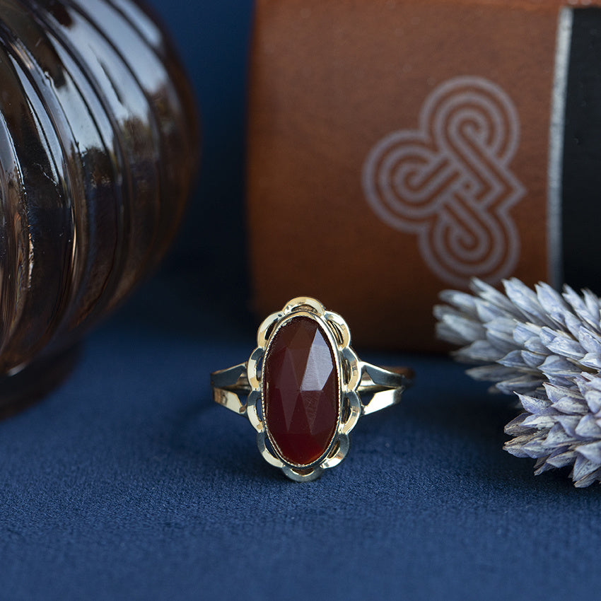 Golden vintage ring with carnelian 14 ct