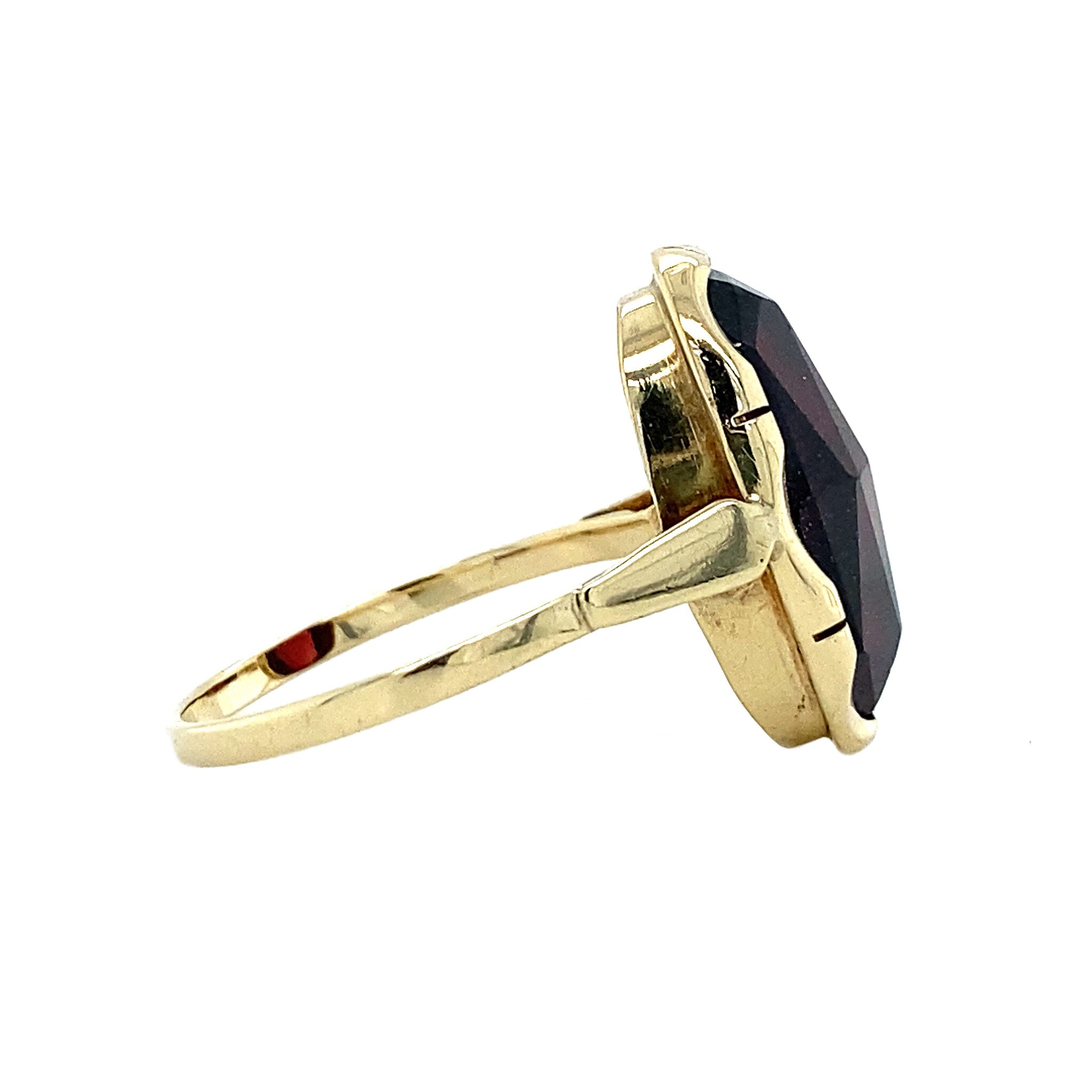 14 kt gold ring with garnet