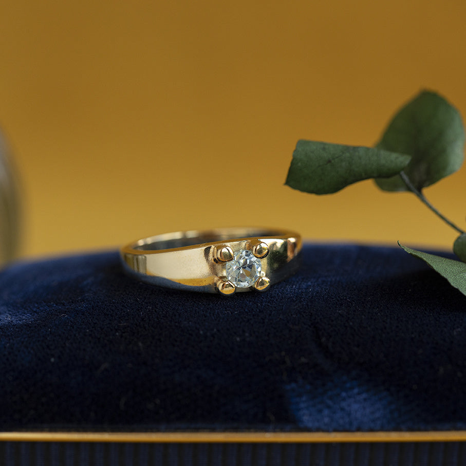 Vintage ring met blauwe topaas 8 krt