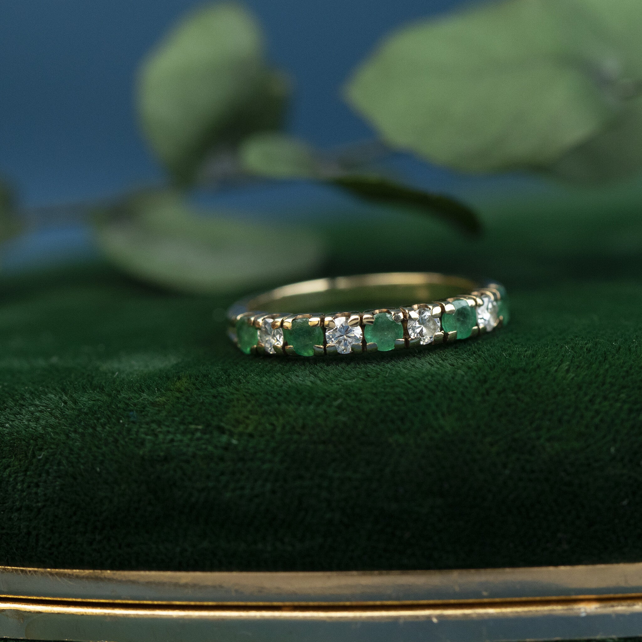 Gouden rijring met smaragd en diamant 14 krt