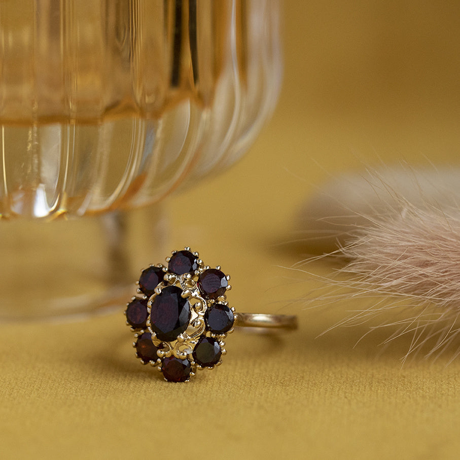 Gouden entourage ring met granaat 14 krt