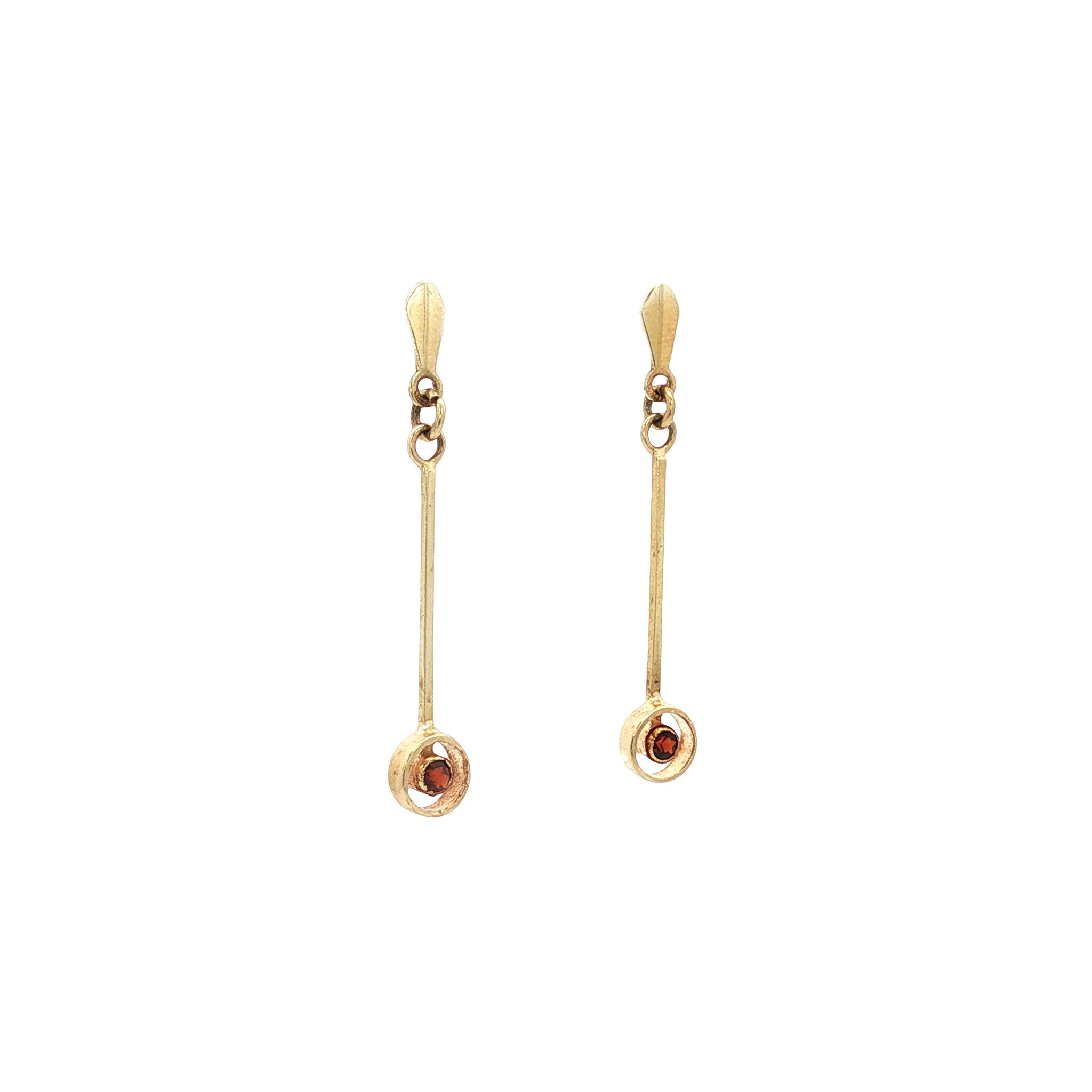 Golden vintage stud earrings with garnet 14 kt