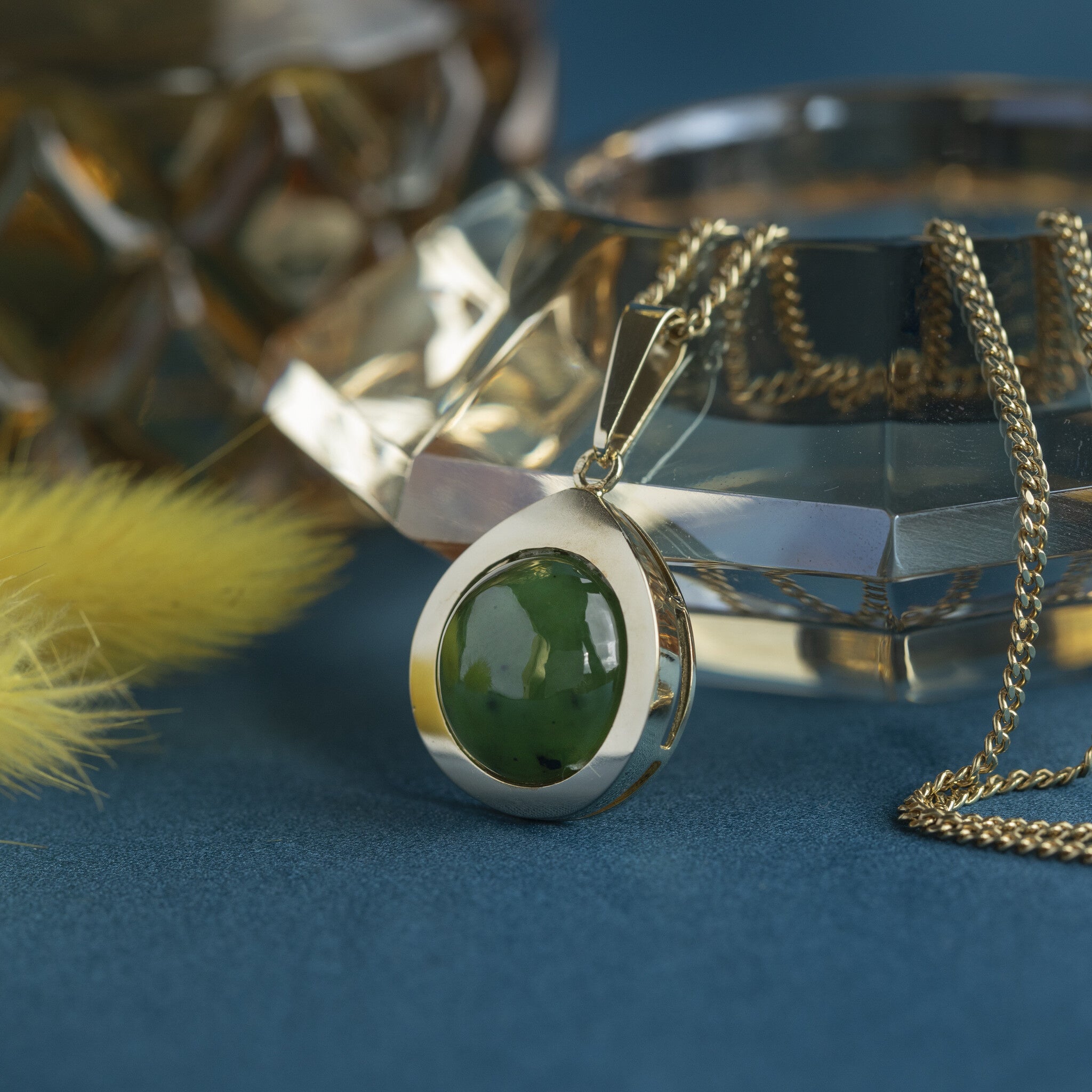 14 kt gold pendant with nephrite