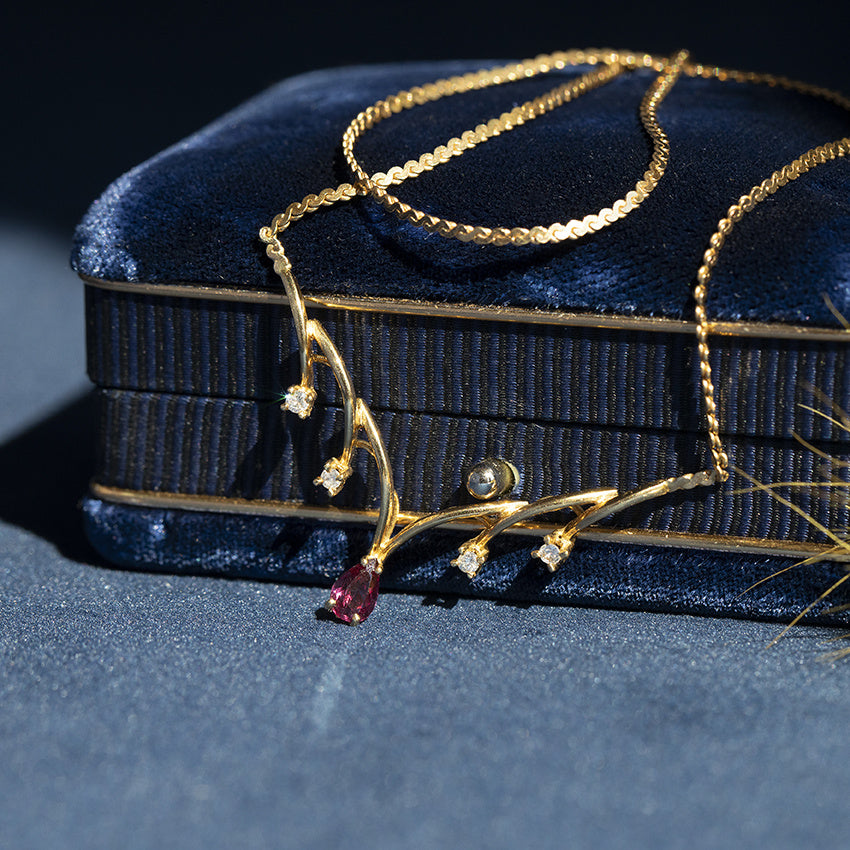 Gouden vintage collier met robijn en diamant 18 krt