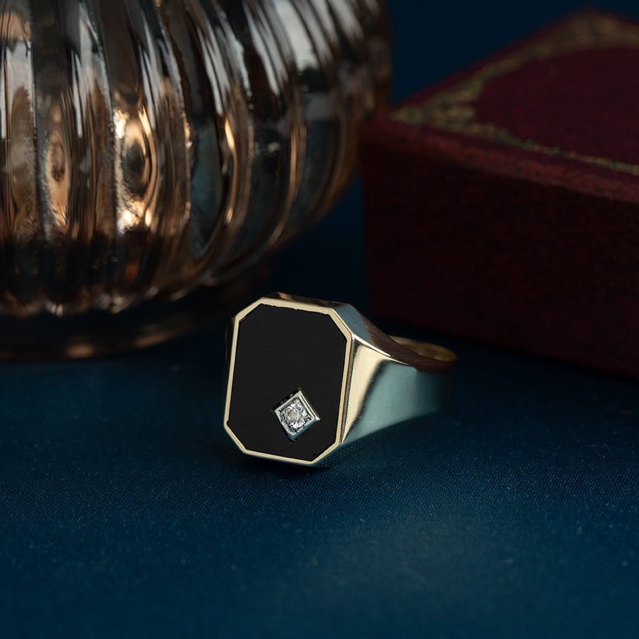 Gold vintage signet ring with onyx and zirconia 14 kt/925