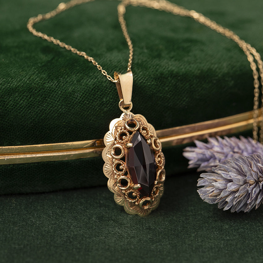 Gouden vintage hanger met granaat 14 kt