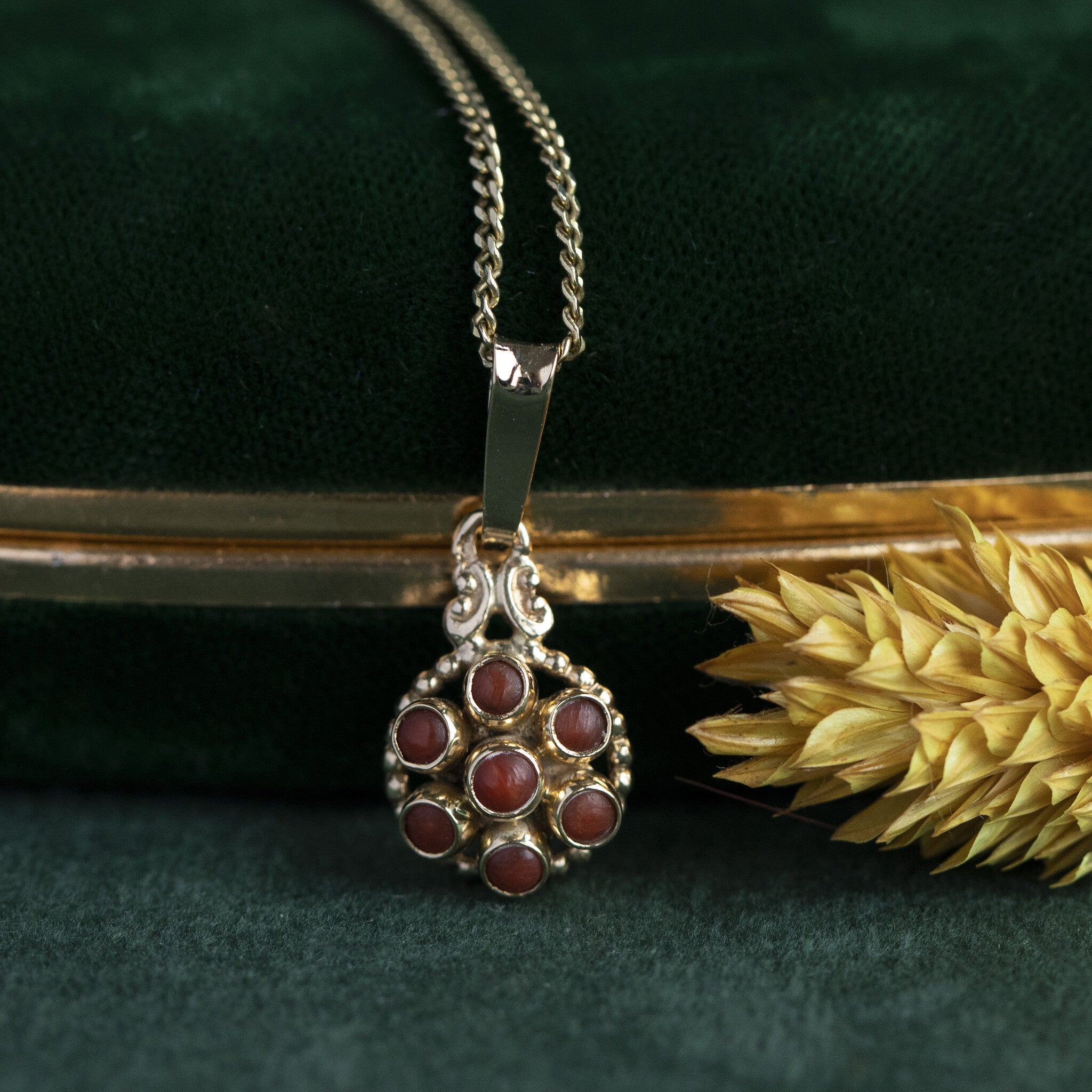 Gold entourage pendant with blood coral 14 krt