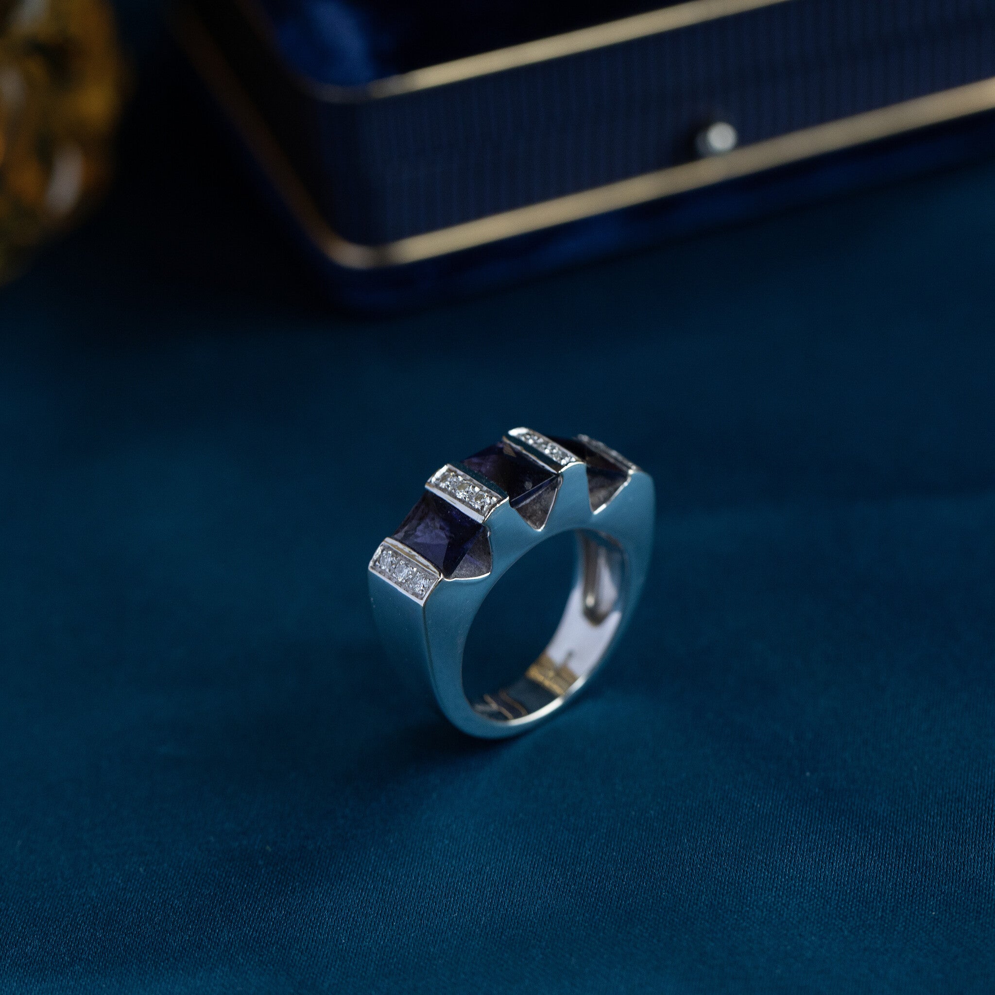 Witgouden ring met amethist en diamant 18 krt