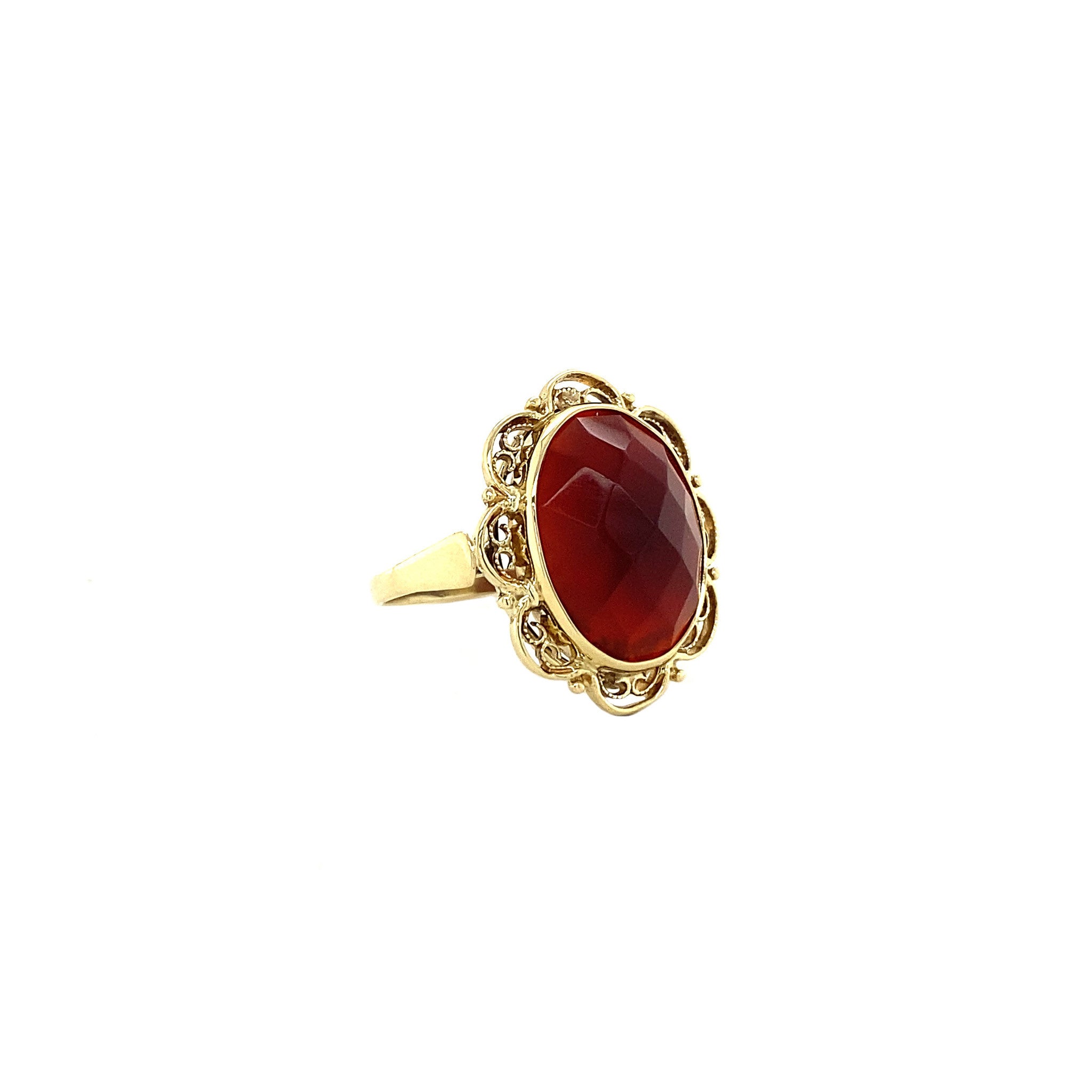 Gold ring with carnelian, 14 kt