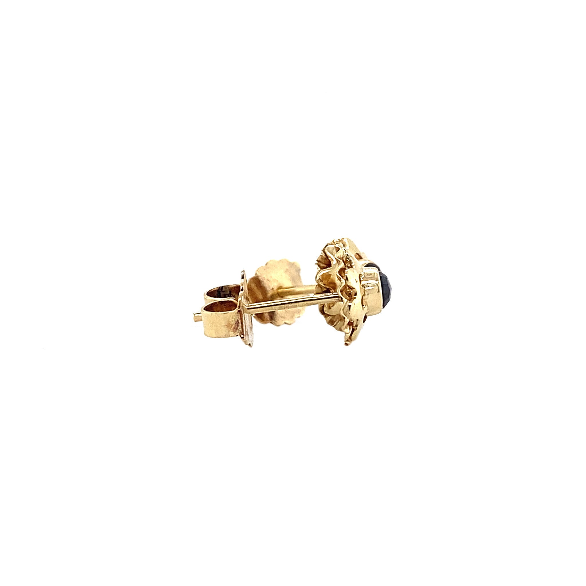 14 kt gold stud earrings with garnet