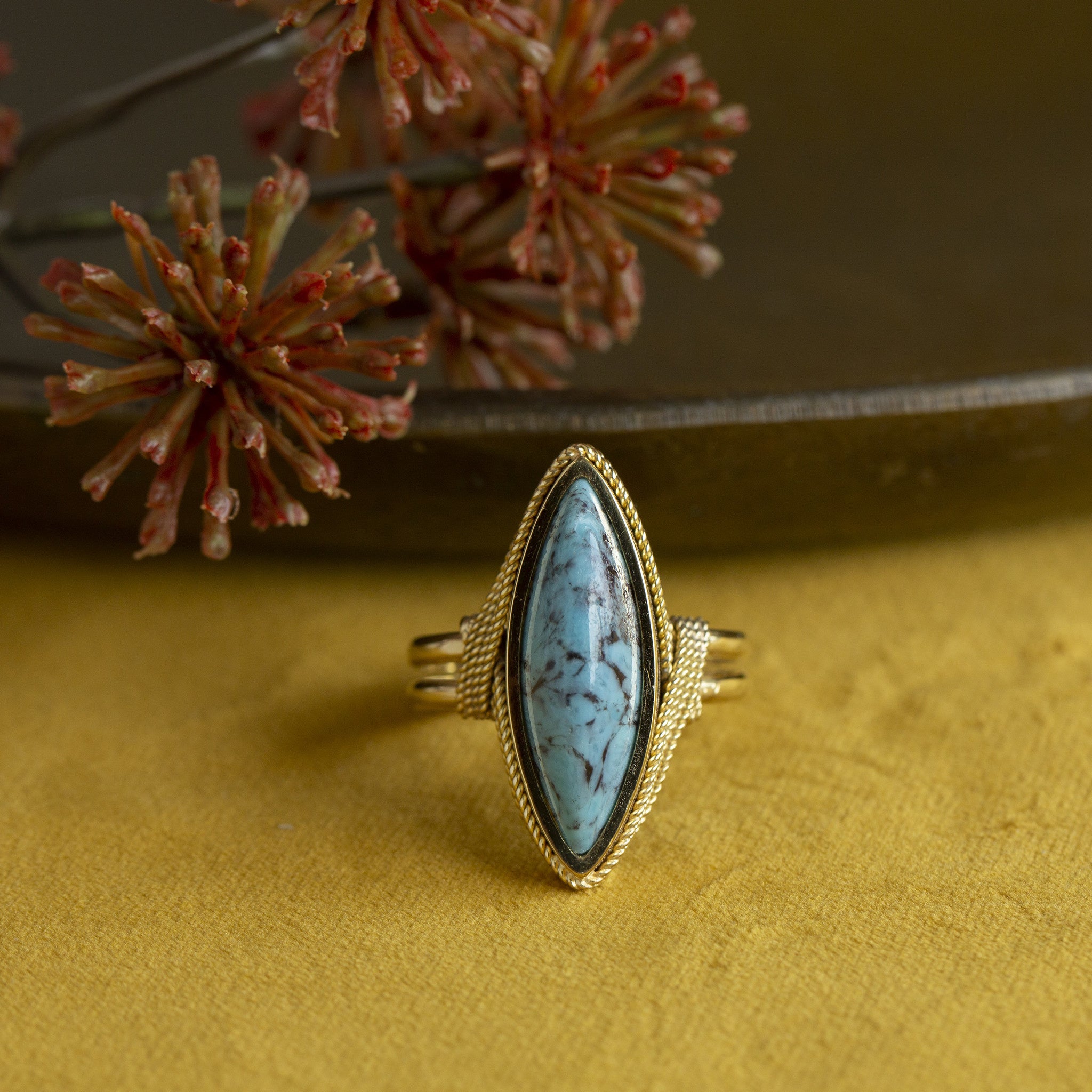 Gold ring with turquoise 18 krt
