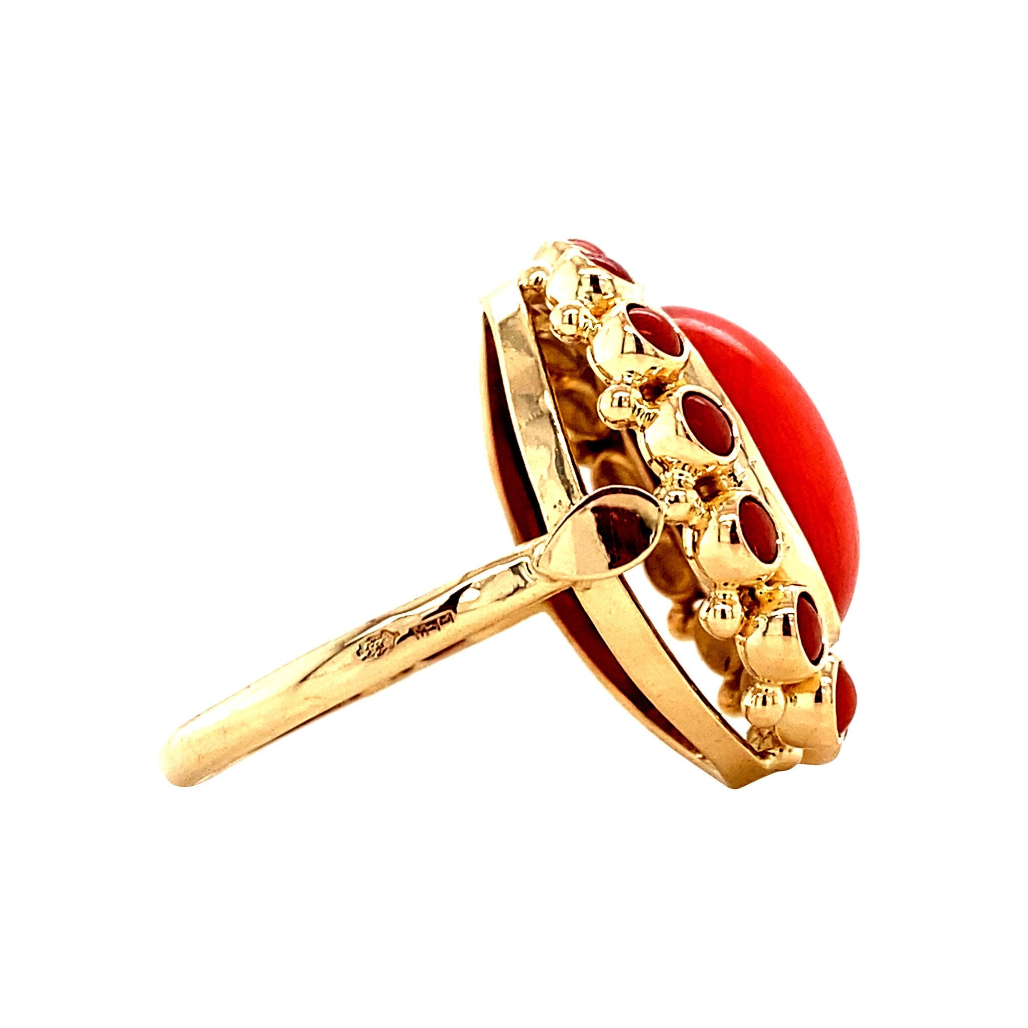 Gouden entourage ring met bloedkoraal 14 krt