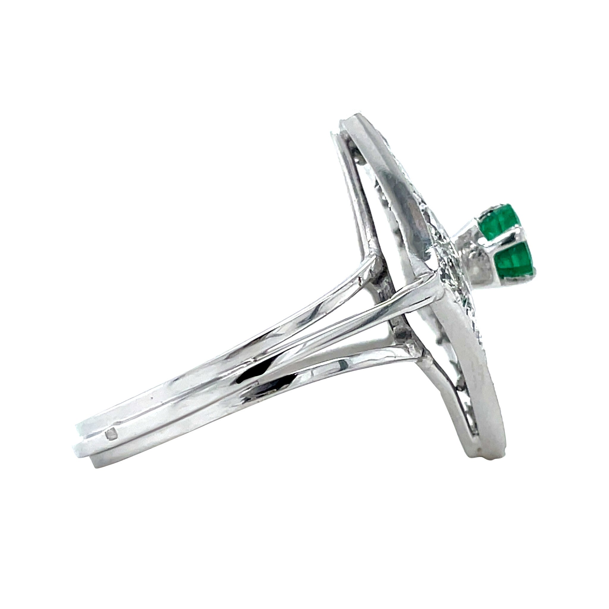 White gold vintage cocktail ring with emerald and diamond 18 kt