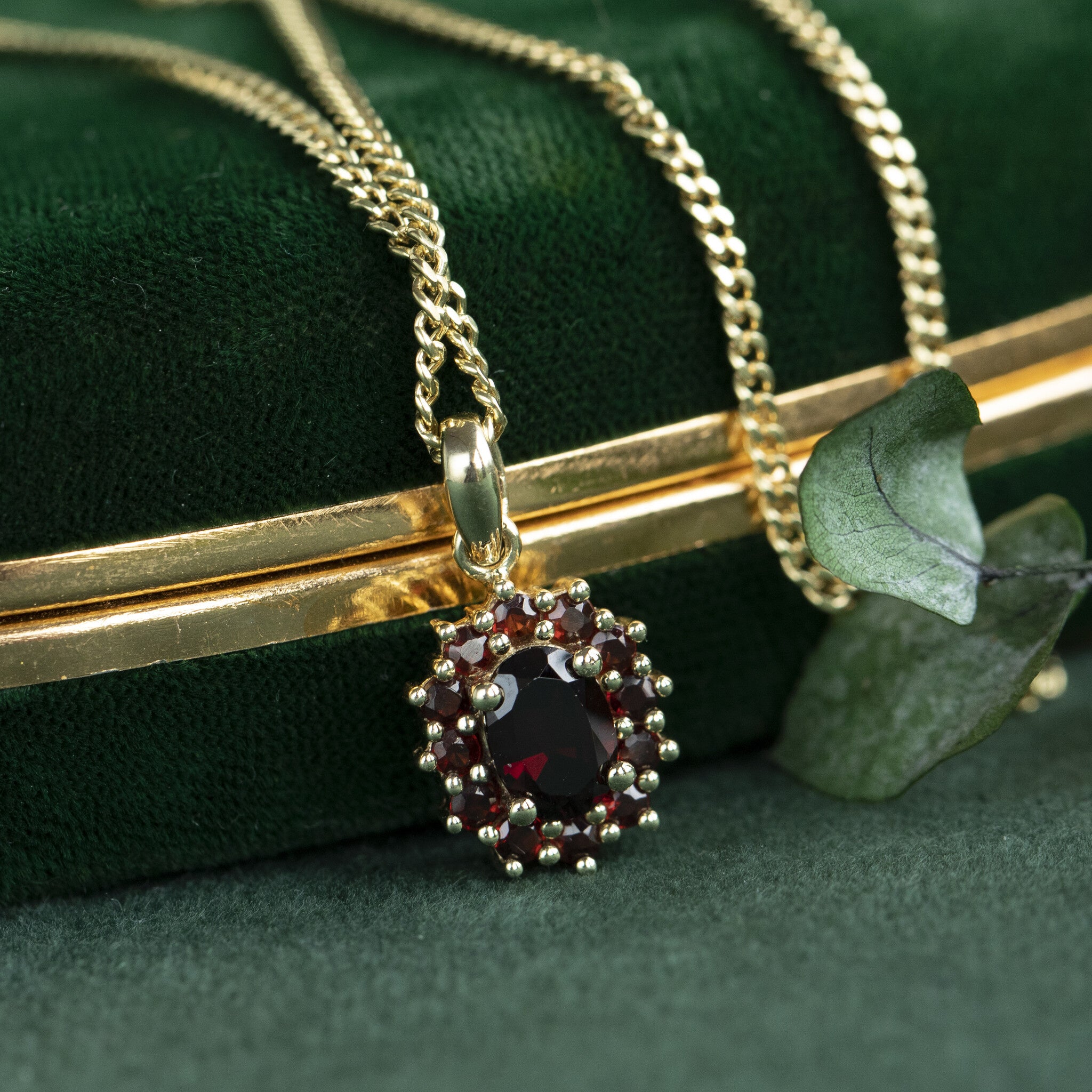 Gold entourage pendant with garnet 14 krt