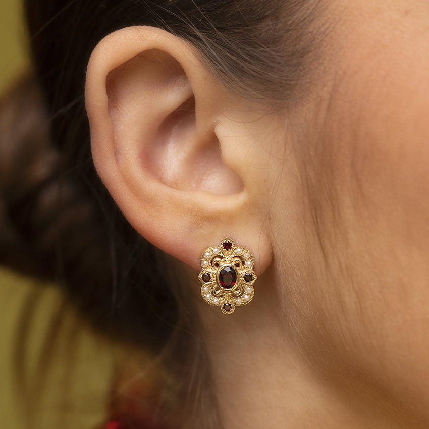 Gouden oorbellen met granaat en parel 14 kt