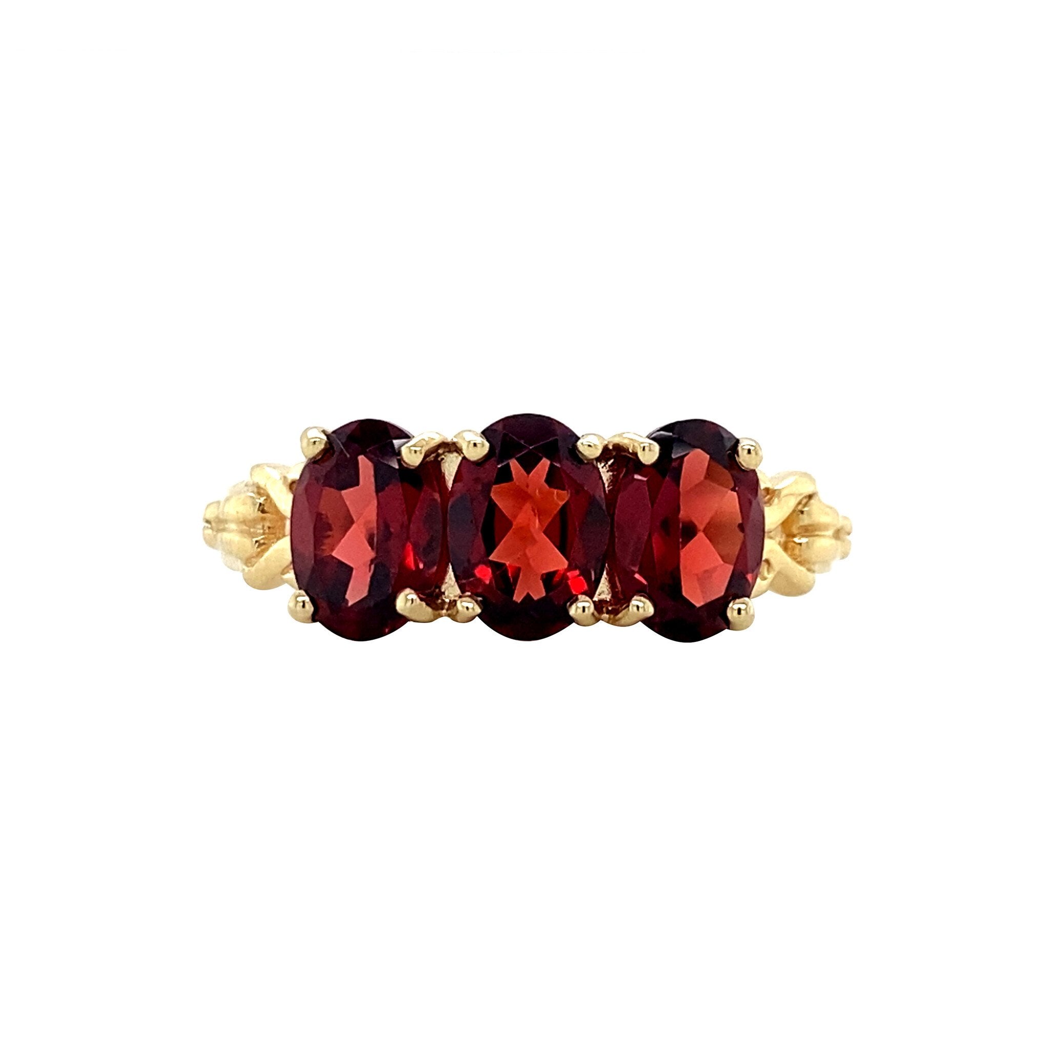 Ring with garnet, 12 kt