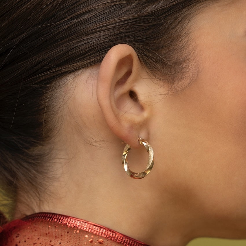 Getordeerde vintage oorringen 9 kt