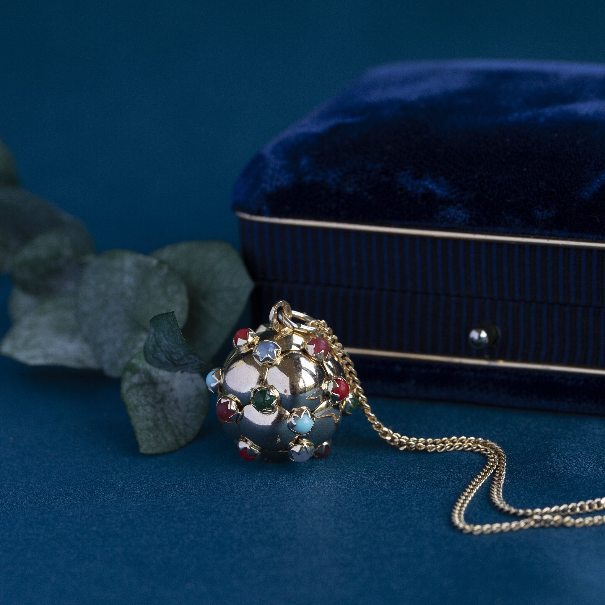 Gold cocktail pendant 18 crt