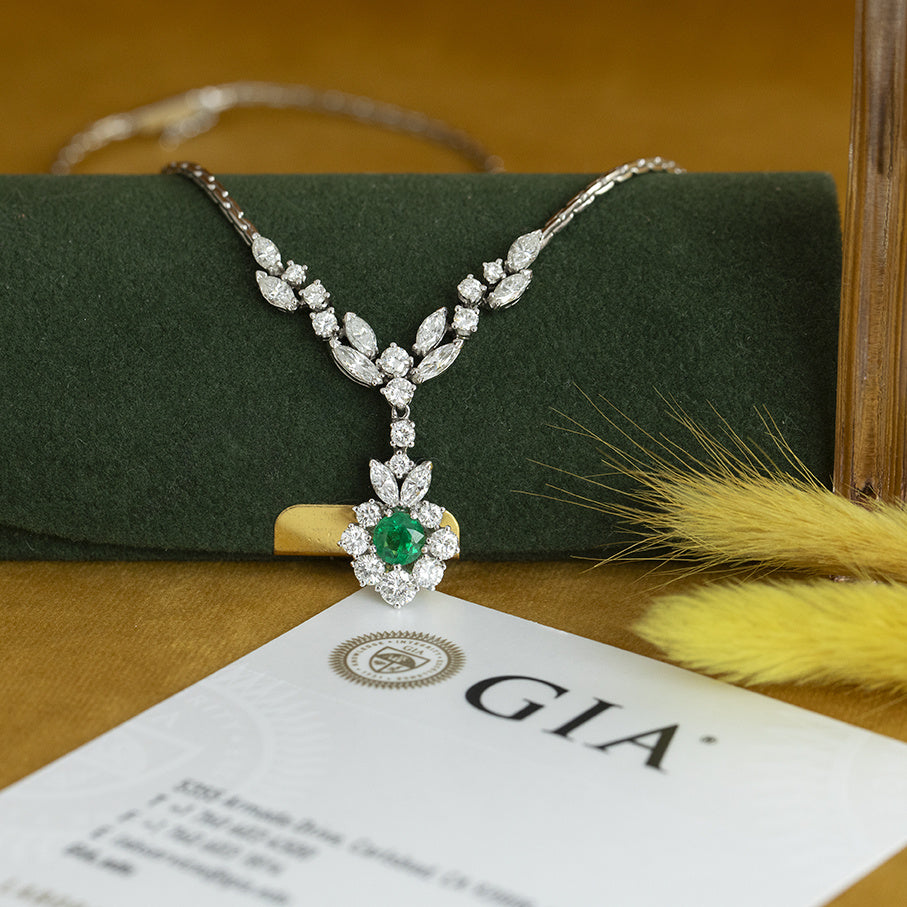 Witgouden vintage entourage collier met diamant en smaragd hanger 14 kt