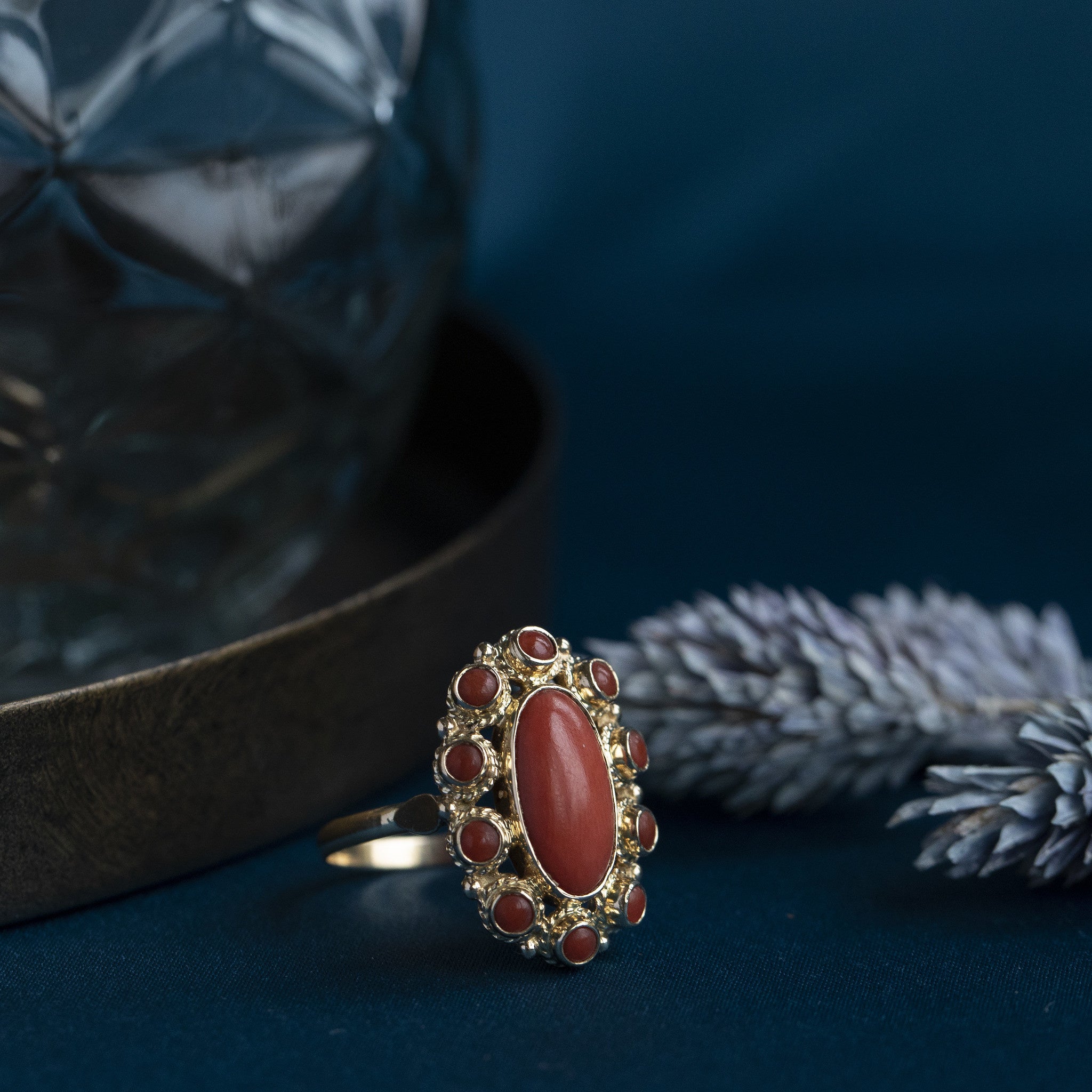 Gold entourage ring with blood coral, 14 kt