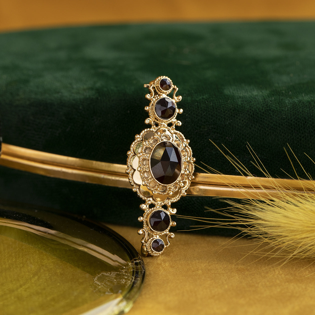 Gouden broche met granaat 14 krt